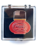 Poppy Grace Mate Pin Hibiscus op een tas, kleurrijk en stijlvol | Truck-Shop.nl
